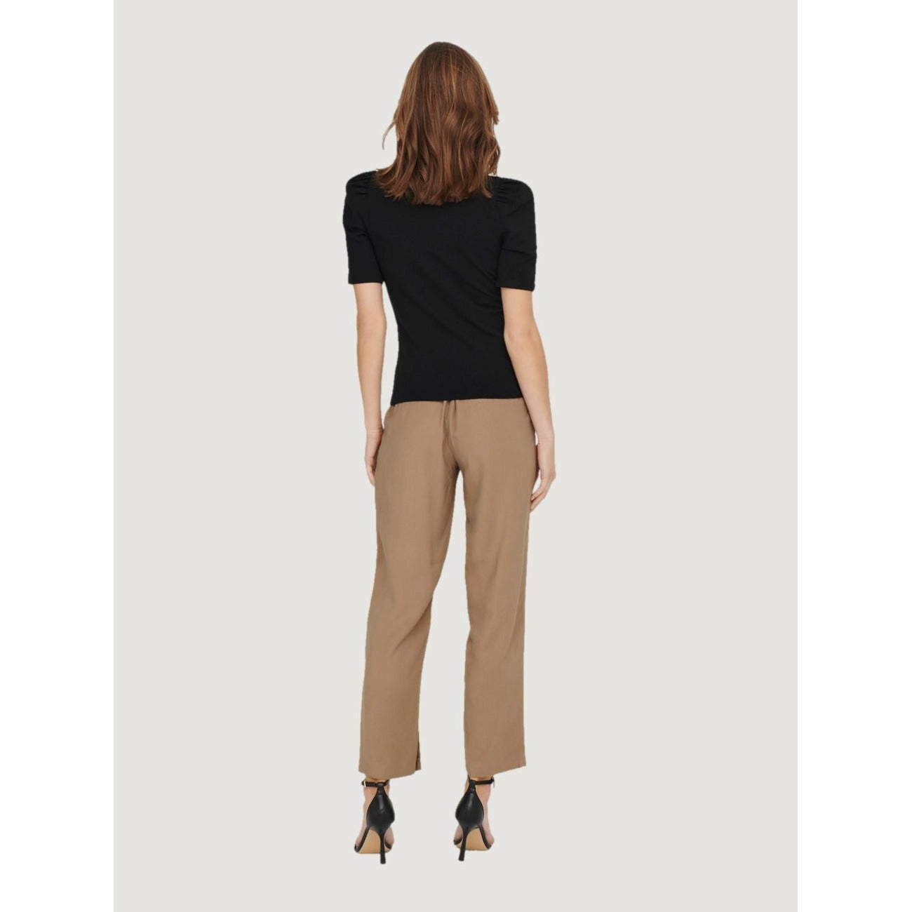 T-shirt Donna Only Pufftop; Nero. 95% Cotone, 5% Elastam. Maniche a palloncino, girocollo, tessuto stretch. Stile casual-chic adatto a tutte le stagioni. Vista posteriore figura intera 