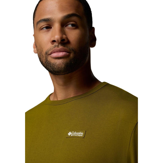 T-shirt Columbia CSC™ Heavyweight verde da uomo; tessuto spesso di alta qualità, design classico con stampa frontale, massima resistenza e comfort per il tempo libero. Vista frontale dettaglio logo 