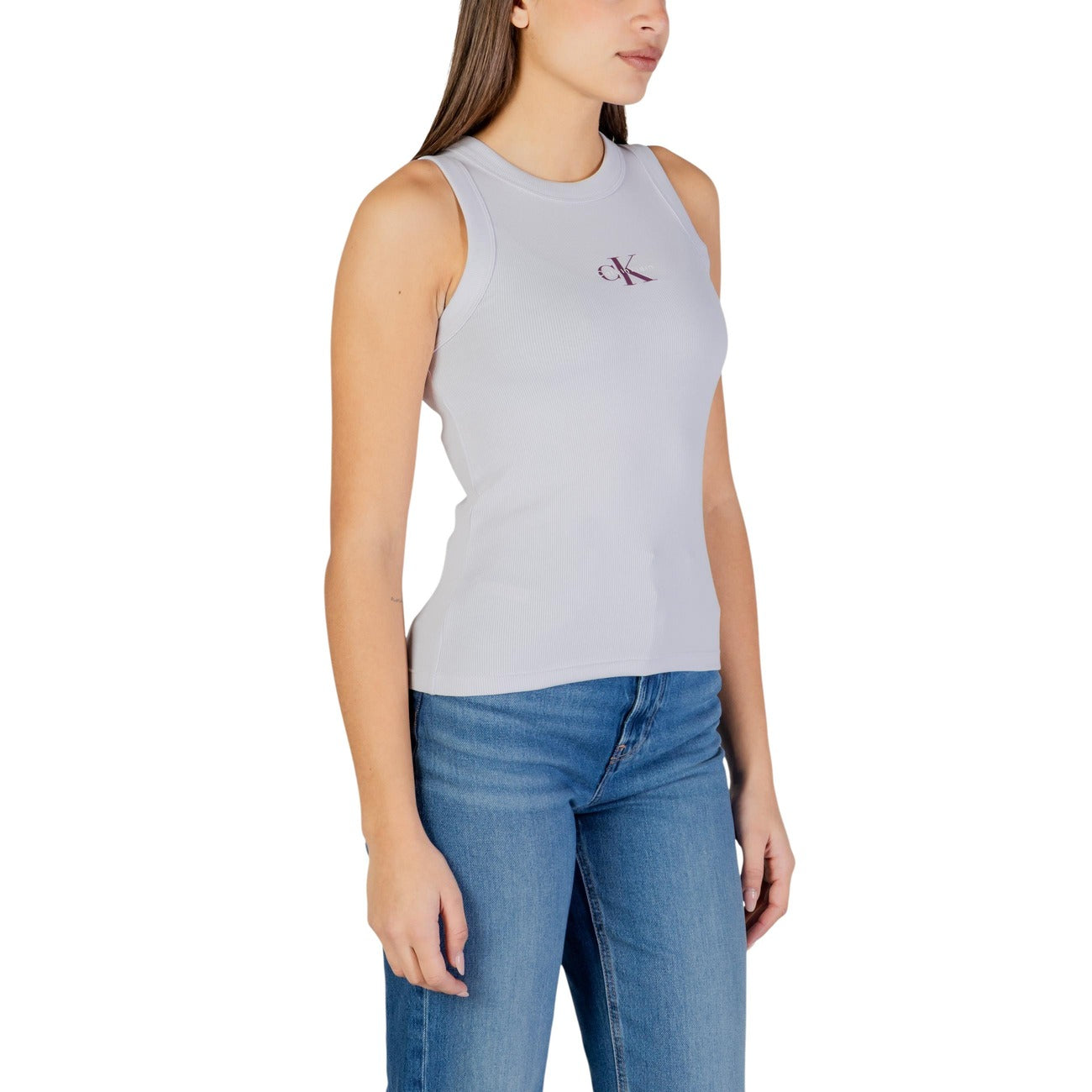 Canotta Calvin Klein Jeans Viola; 95% Cotone, 5% Elastam. Logo ricamato, scollo tondo, tessuto stretch leggero. Capo donna essenziale, casual e iconico. Frontale laterale 