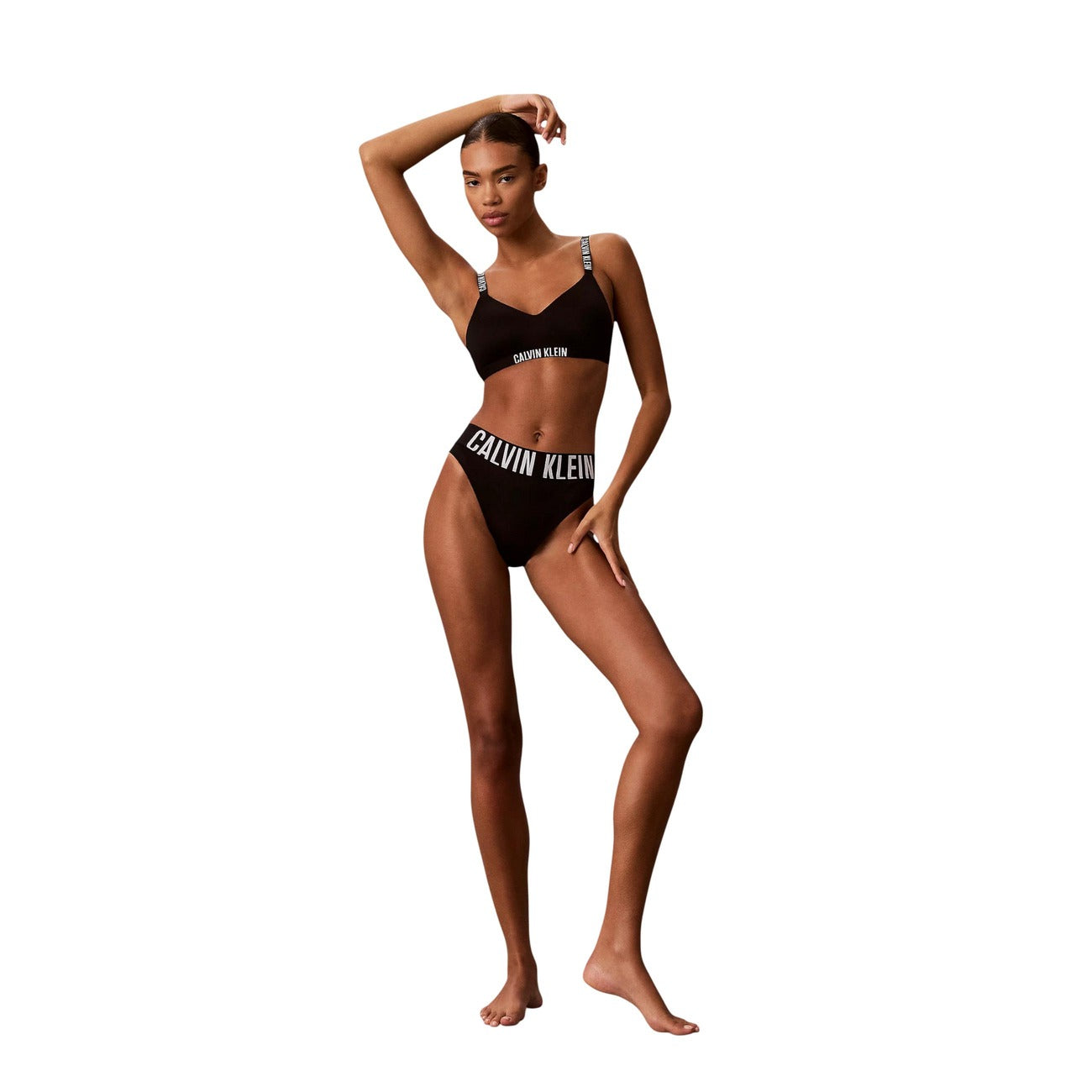 Reggiseno Bralette Donna Nero Calvin Klein; Modello leggermente imbottito senza ferretto in cento per cento poliestere. Spalline e banda sotto-seno elasticizzate con logo, stile casual-luxury 4 stagioni. Intera frontale 