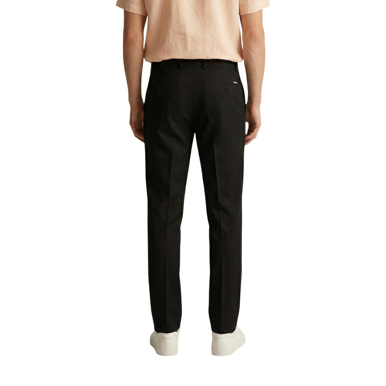 Pantaloni Slim Neri Gianni Lupo; Tessuto Stretch Premium. Piega centrale, vestibilità aderente, chiusura classica. Eleganti, resistenti e confortevoli. Il pantalone nero definitivo per la tua mezza stagione. Vista posteriore 