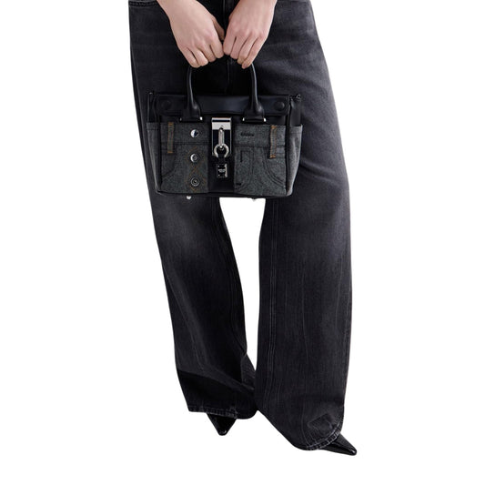 Borsa Media Replay Nera; Design stile denim con lucchetto. 100% Poliuretano, chiusura con zip, doppi manici e tracolla regolabile. Dimensioni 25x19x11 cm. Stile casual-chic versatile per tutte le stagioni. Indossata da modella 