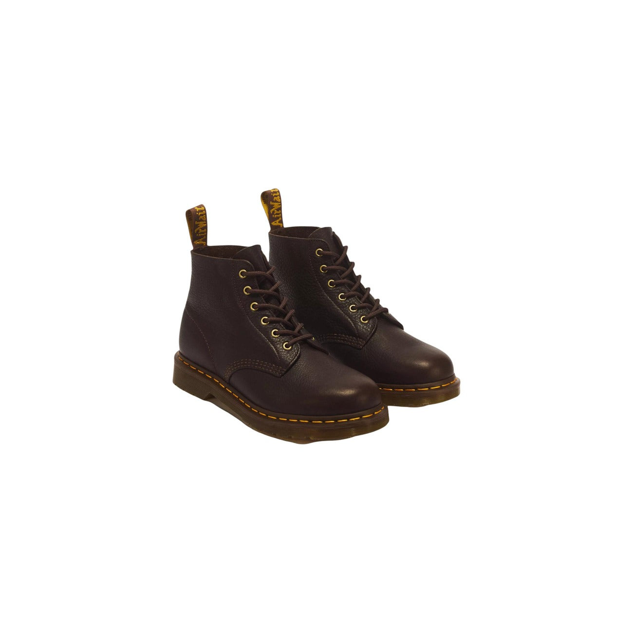 Stivaletti stringati Dr Martens 101 UB pelle Ambassador. Anfibi corti a 6 fori in morbida pelle martellata dall'aspetto vissuto, occhielli metallici, suola AirWair e iconiche impunture gialle a vista.