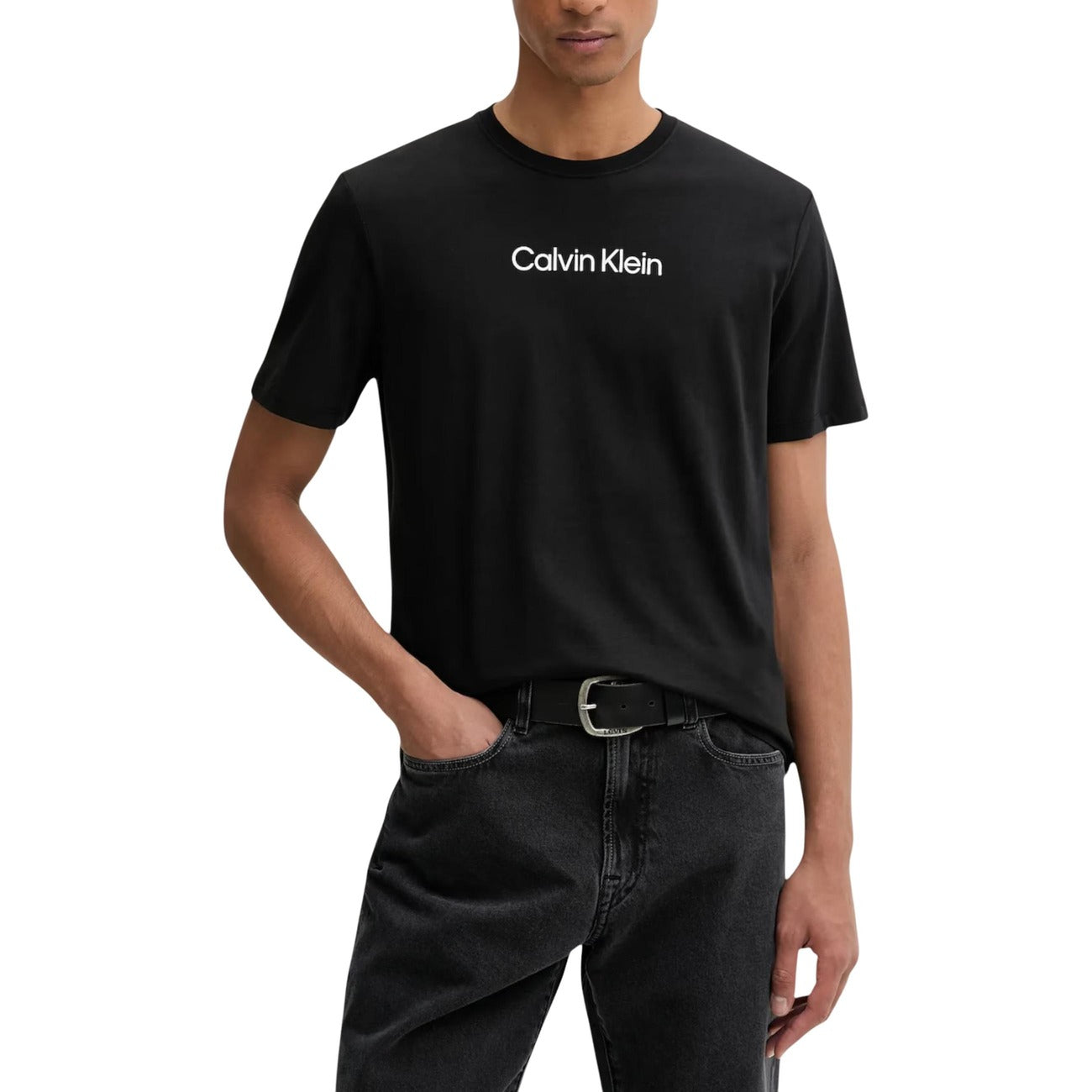 Calvin Klein T-shirt Logo; 100% cotone premium, manica corta, vestibilità regolare. Il capo base essenziale per il guardaroba maschile firmato CK. Colore nero. Vista frontale
