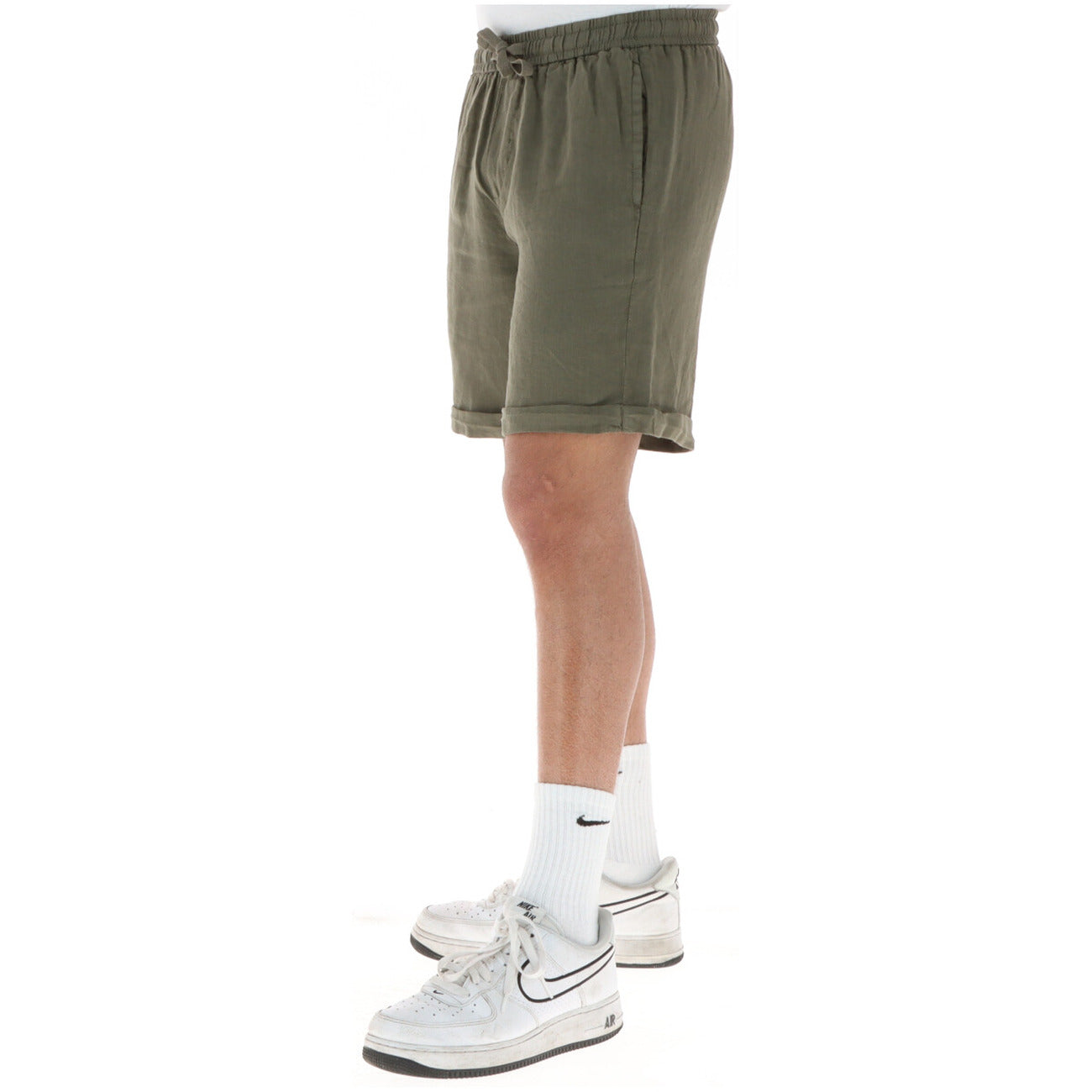 Bermuda Lyle & Scott 100% Lino; Vita elastica con coulisse, risvolto sul fondo, tasche anteriori e posteriori. Tessuto naturale traspirante, stile casual-raffinato. Verde. Vista frontale Laterale 