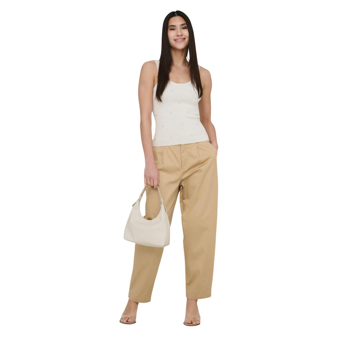 Pantaloni Barrel Chino Only; Beige. Taglio cropped alla caviglia, piega centrale, tessuto stretch resistente. Vestibilità contemporanea e confortevole. Il passe-partout 4 stagioni per ogni occasione. Figura intera 