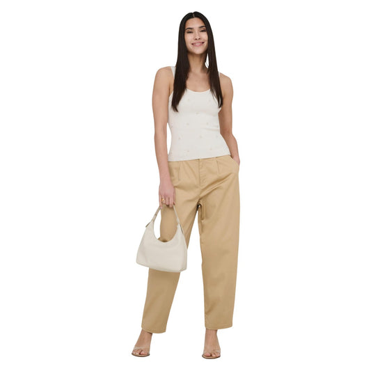 Pantaloni Barrel Chino Only; Beige. Taglio cropped alla caviglia, piega centrale, tessuto stretch resistente. Vestibilità contemporanea e confortevole. Il passe-partout 4 stagioni per ogni occasione. Figura intera 