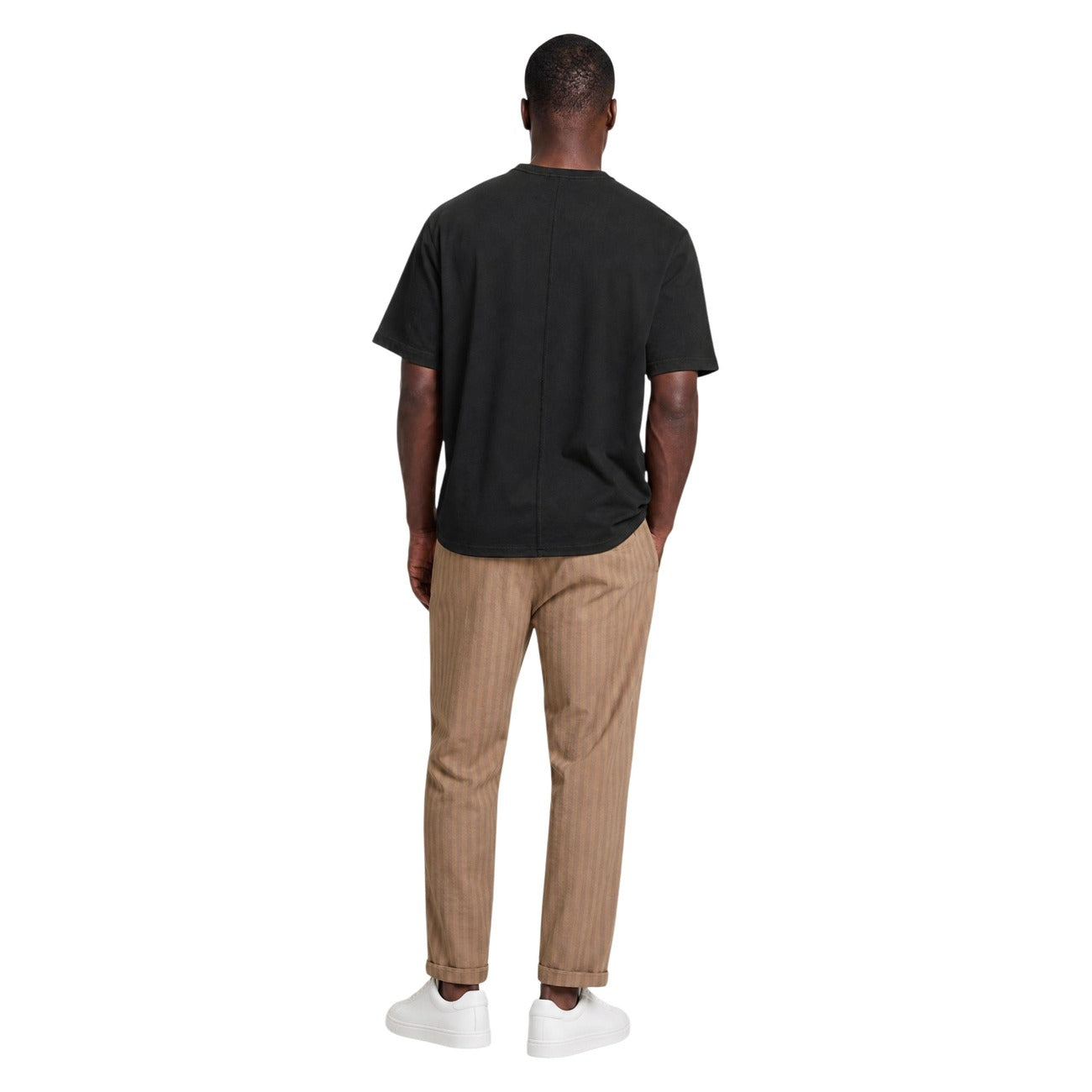 T-shirt Nera Hydra Clothing; 100% Cotone. Girocollo a costine, maniche corte, vestibilità regular. Leggera, traspirante e versatile. L'elemento base fondamentale per ogni outfit maschile. Posteriore intera 