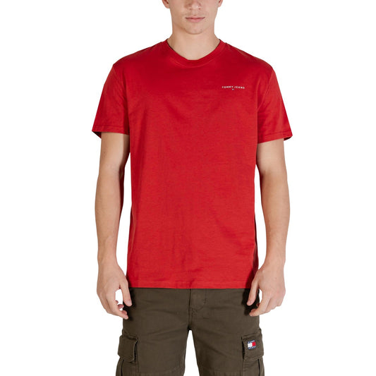 T-shirt Tommy Jeans Slim Linear; 100% Cotone Rigenerato. Taglio slim fit, logo frontale distintivo, maniche corte. Comfort sostenibile per un look casual ricercato. Colore rosso. Vista frontale 