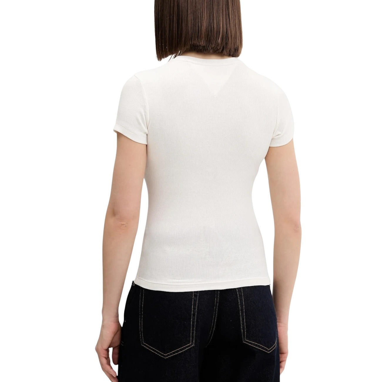 Tommy Hilfiger T-shirt Ribbed Logo; maglia aderente in cotone sostenibile con texture a costine, stampa heritage e dettagli iconici del brand. Un must-have versatile per la stagione estiva. Vista posteriore 