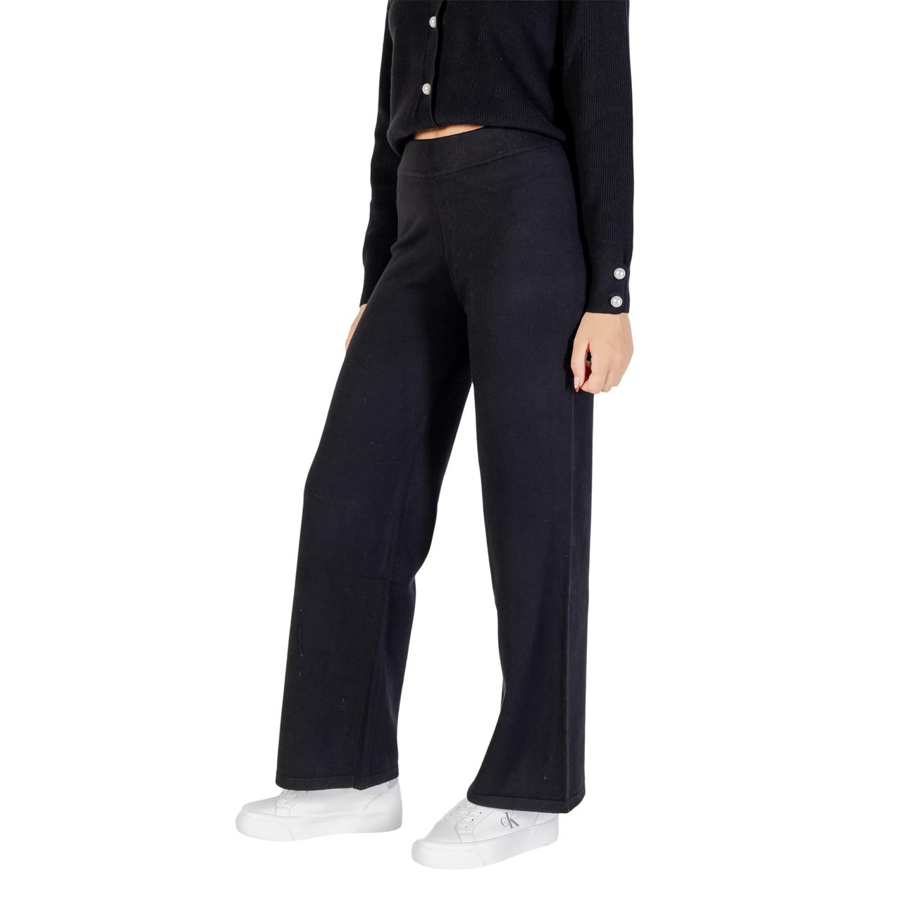 Pantaloni Palazzo Neri Choral; Made in Italy. Tessuto in viscosa pesante, gamba larga, anti-piega. Eleganza sartoriale e comfort termico per la stagione fredda. Il passe-partout definitivo.