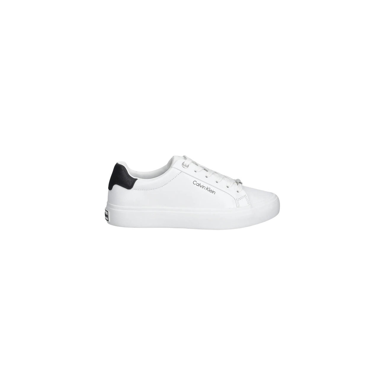 Sneakers Calvin Klein Vulcanized; 100% Pelle Liscia. Suola in gomma naturale, soletta in schiuma, fodera traspirante. Dettagli moiré, chiusura con asole metalliche, stile essenziale e raffinato. Colore bianco