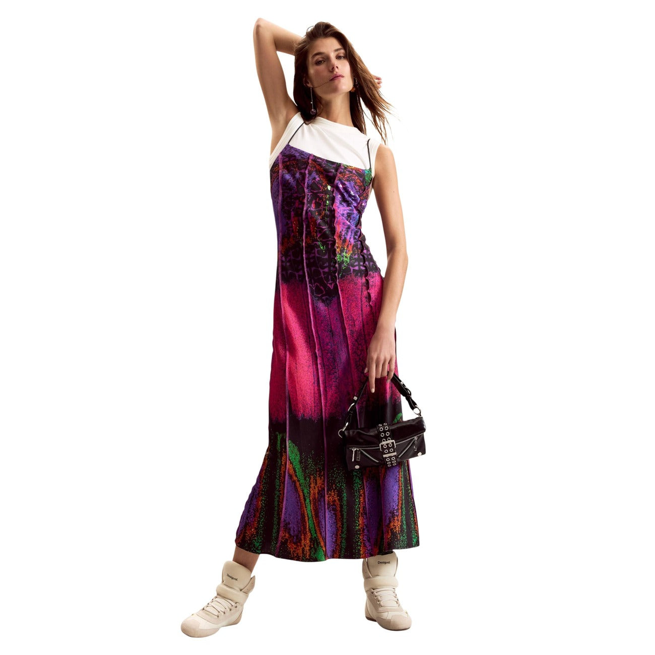 Abito lungo Desigual x Lacroix; Fuxia Multicolore. 100% Viscosa EcoVero™. Include t-shirt bianca sotto, stampa etnica, tessuto fluido. Collezione SS26 disegnata a Barcellona. Vista frontale 