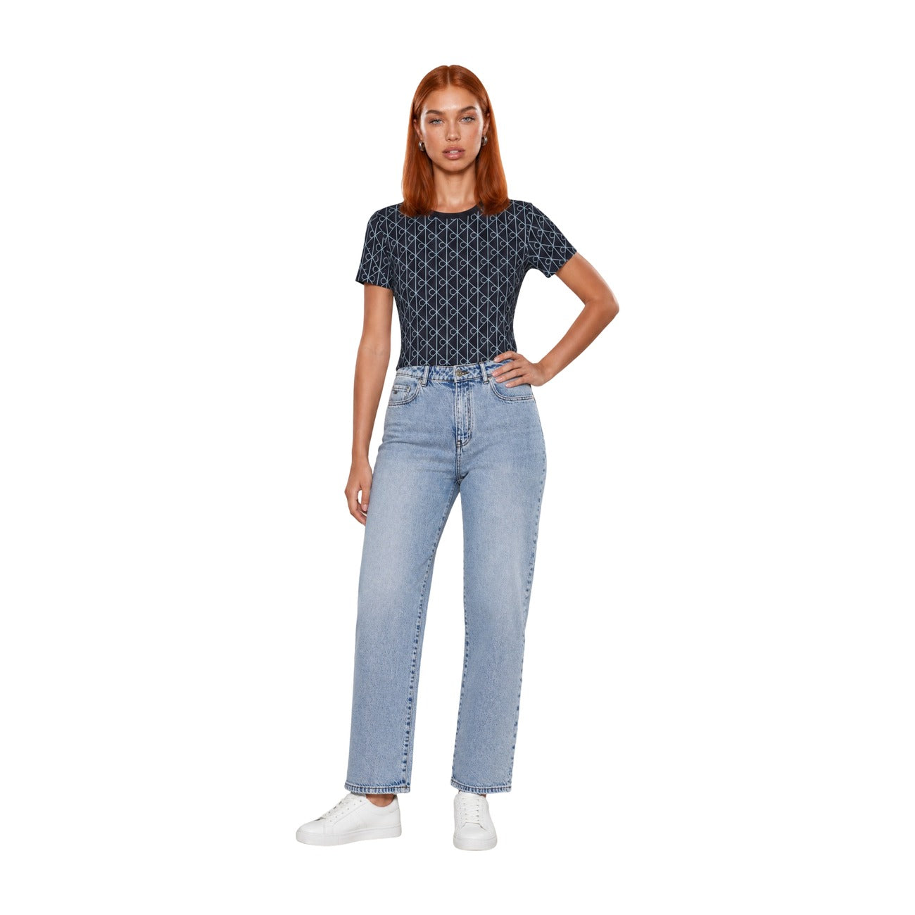T-shirt Donna Blu Calvin Klein Jeans; 100% Cotone. Taglio regular fit, maniche corte e scollo a girocollo. Fantasia geometrica all-over multilogo CK, tessuto leggero e traspirante stile casual-chic. Figura intera frontale 