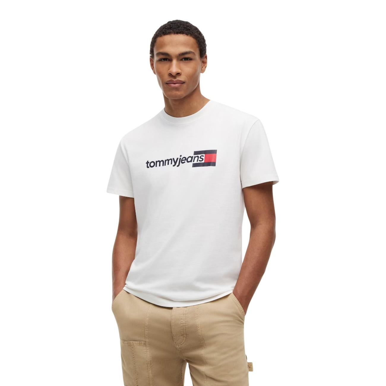 T-shirt Bianca Tommy Jeans; Logo Print. 100% Cotone Rigenerato. Vestibilità regolare, traspirante e sostenibile. Il basic immancabile del guardaroba maschile. Frontale 