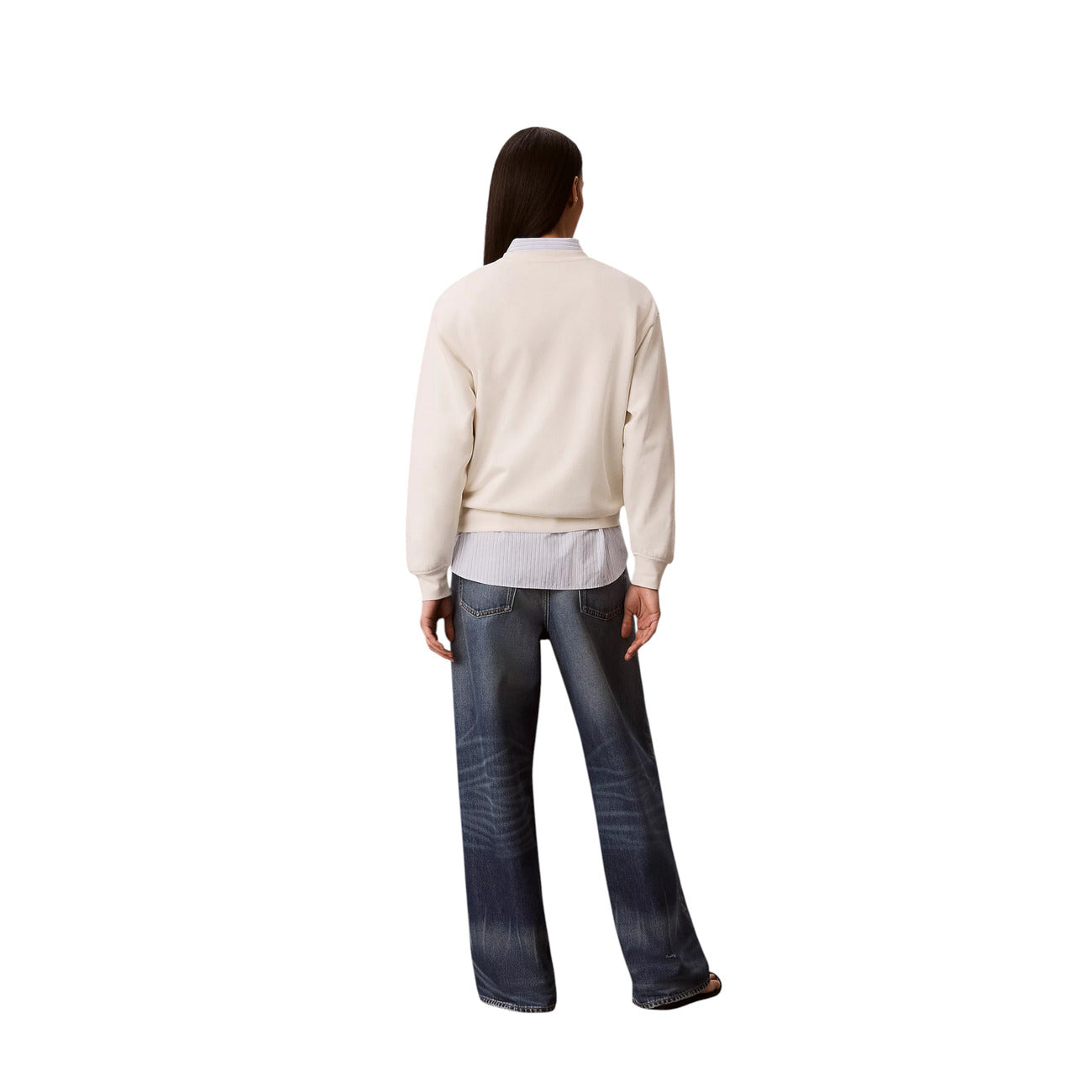 Felpa Donna Bianco Calvin Klein Jeans; Senza Cappuccio. 100% cotone tinta unita, taglio regular fit e scollo a girocollo. Logo CK ricamato tono su tono sul petto, stile casual leggero per la mezza stagione. Vista posteriore figura intera 