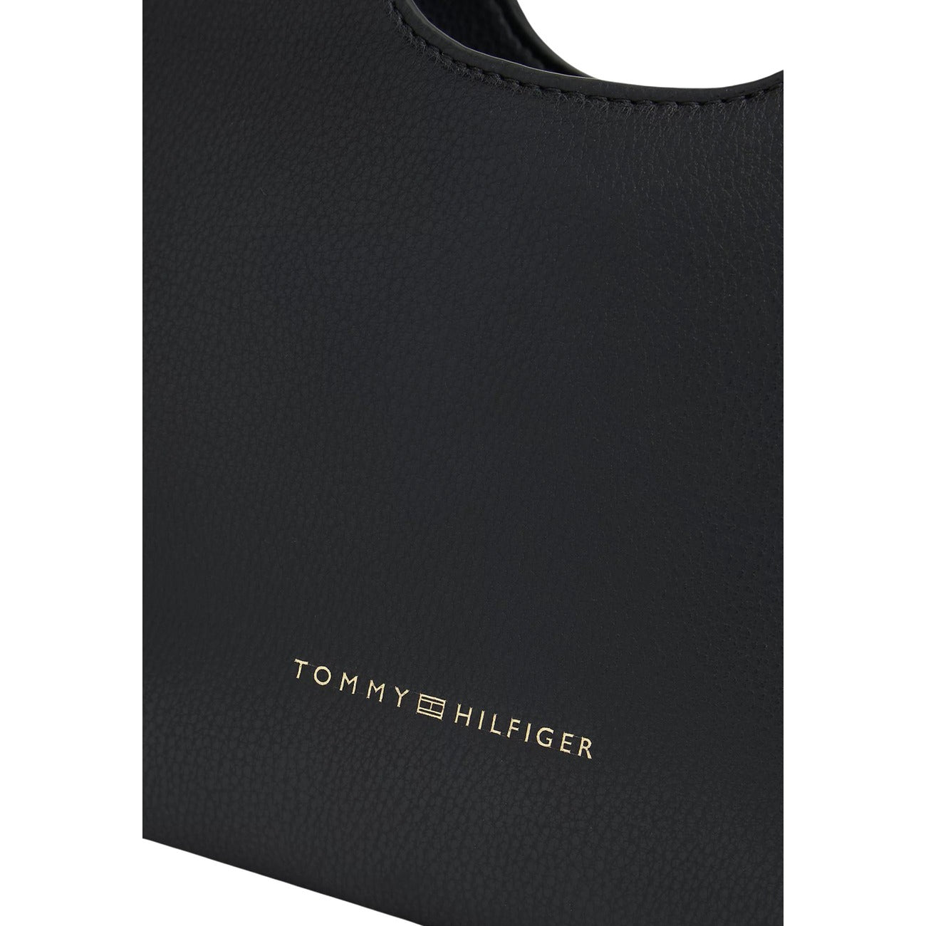 Borsa Tote Tommy Hilfiger; Finitura zigrinata, logo metallizzato impresso, chiusura con zip. Doppia portabilità (manici e tracolla rimovibile). Capienza 3,5 l. Design elegante e funzionale. Colore nero vista frontale Dettaglio logo 