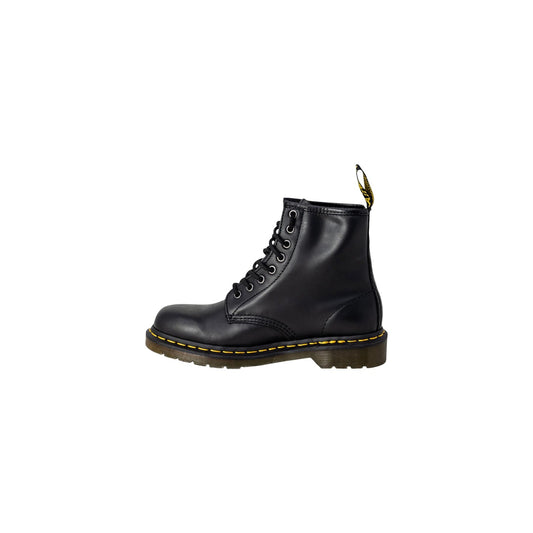Anfibi neri donna Dr. Martens 1460 Nappa 11822002. Stivali neri stringati 8 fori in pelle nappa con iconica impuntura gialla, suola in gomma gommata e tirante logo.