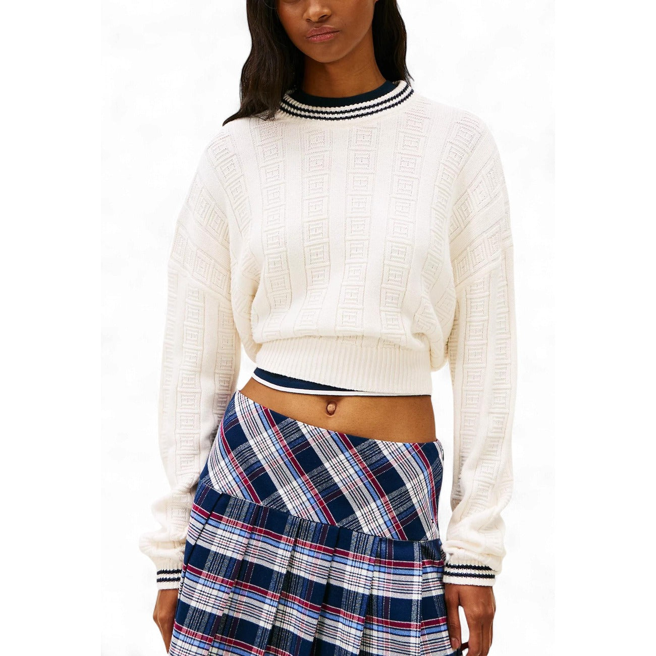 Pullover cotone Tommy Jeans; motivo bandierine all-over, relaxed fit, spalle scese. 100% cotone, bordi a coste con righe a contrasto, stile iconico Colore bianco vista frontale 