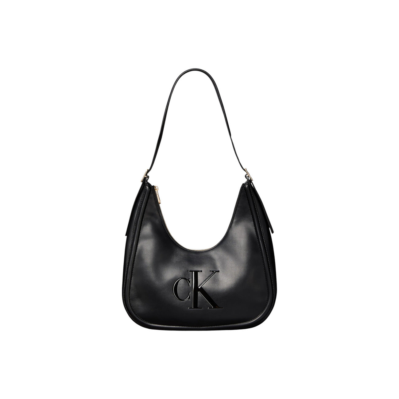 Borsa Mezzaluna Calvin Klein Bold; Nero. 100% Poliuretano morbido, stile hobo a spalla, chiusura zippata, logo CK in rilievo. Dimensioni medie (33 cm), design iconico e versatile 4 stagioni. Vista frontale 