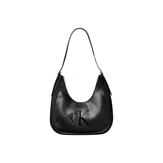 Borsa Mezzaluna Calvin Klein Bold; Nero. 100% Poliuretano morbido, stile hobo a spalla, chiusura zippata, logo CK in rilievo. Dimensioni medie (33 cm), design iconico e versatile 4 stagioni. Vista frontale 