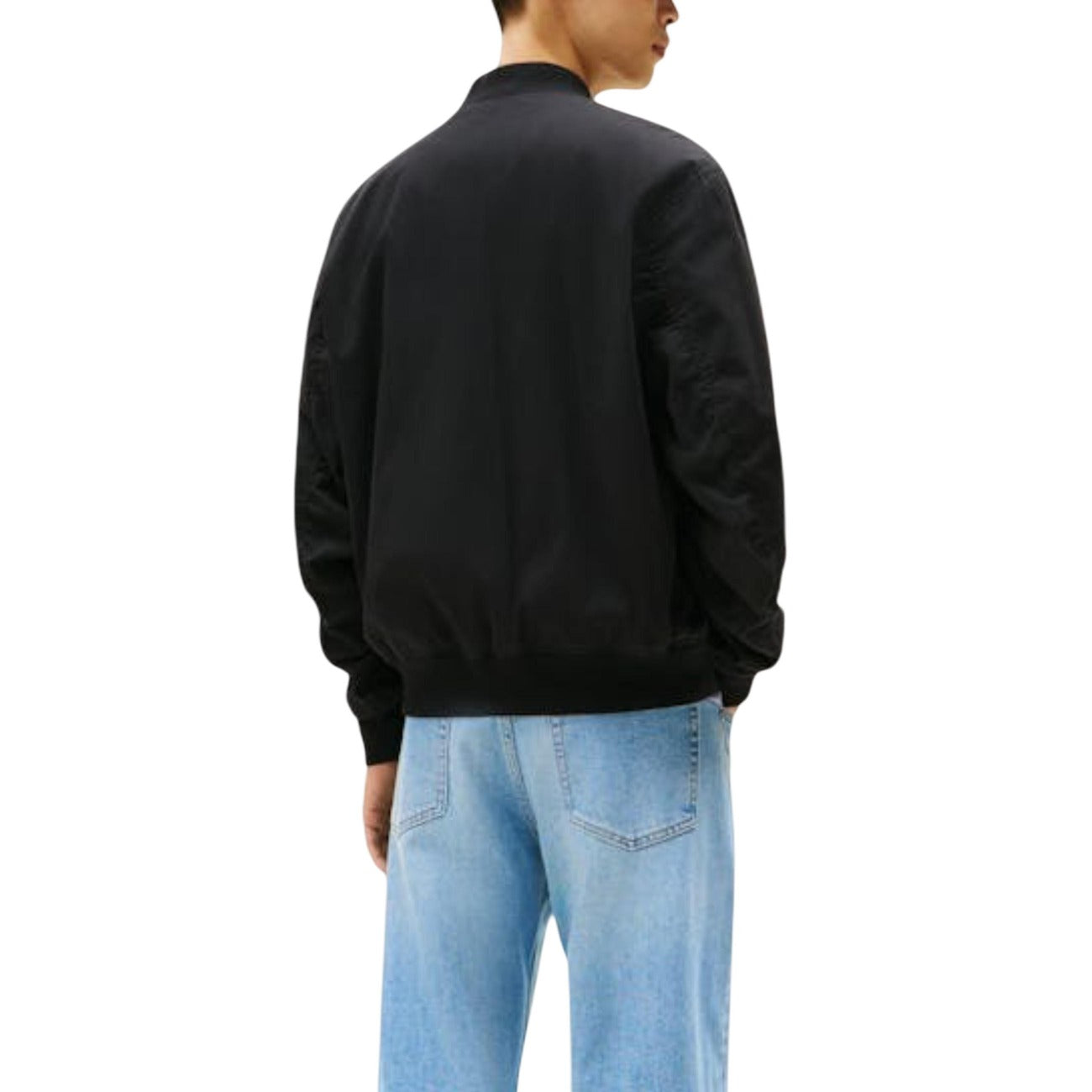 Bomber Tommy Jeans Nero; 85% Cotone Rigenerato. Chiusura a zip, taschino sulla manica, finiture a coste. Logo ricamato, tessuto resistente e sostenibile per la mezza stagione. Vista posteriore 
