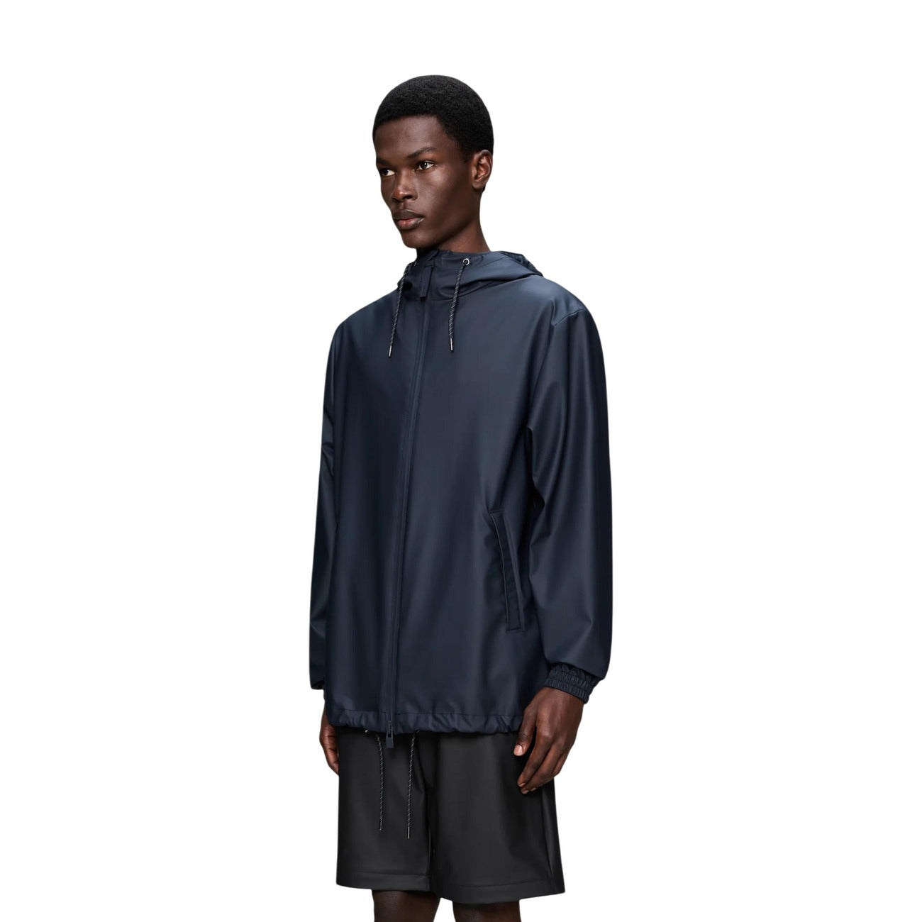Impermeabile Rains Storm Breaker blu marina uomo W3. Capospalla antipioggia sportivo in tessuto leggero PU con cerniera zip impermeabile a 2 vie, cappuccio con coulisse, aperture di ventilazione e cuciture termosaldate, abbigliamento autunno inverno.