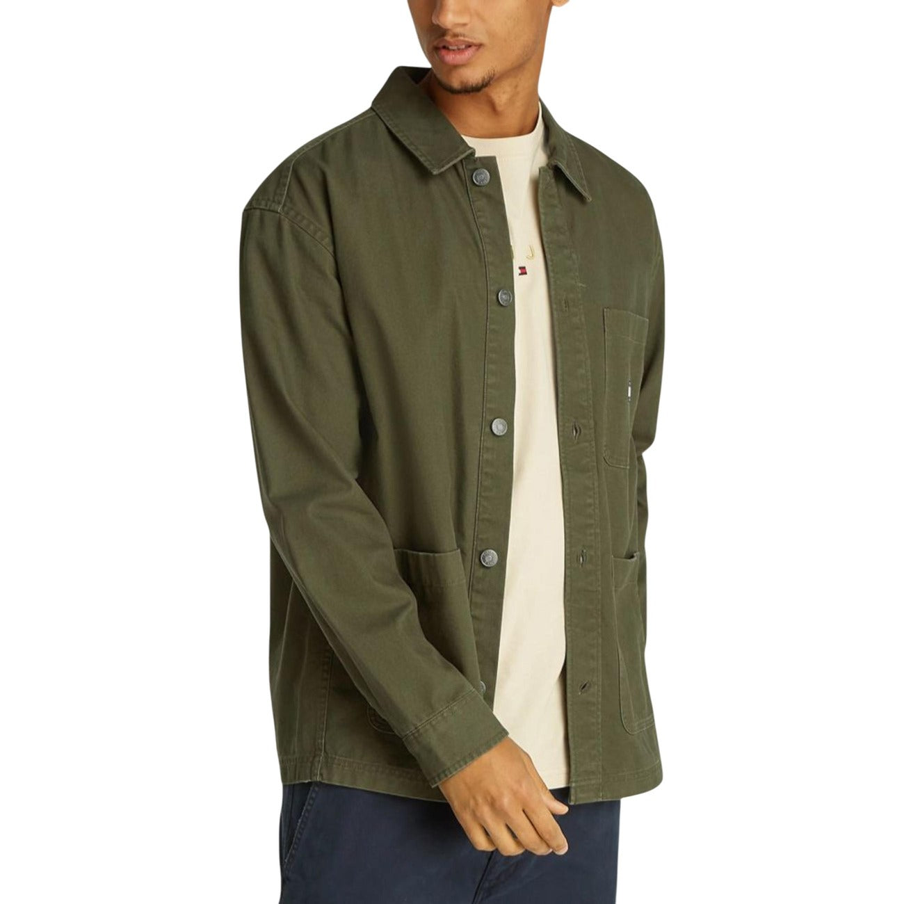 Sopracamicia oversize Tommy Jeans; 100% cotone Oxford, tasche frontali applicate, fit rilassato, branding Tommy Jeans. Vista frontale colore verde 