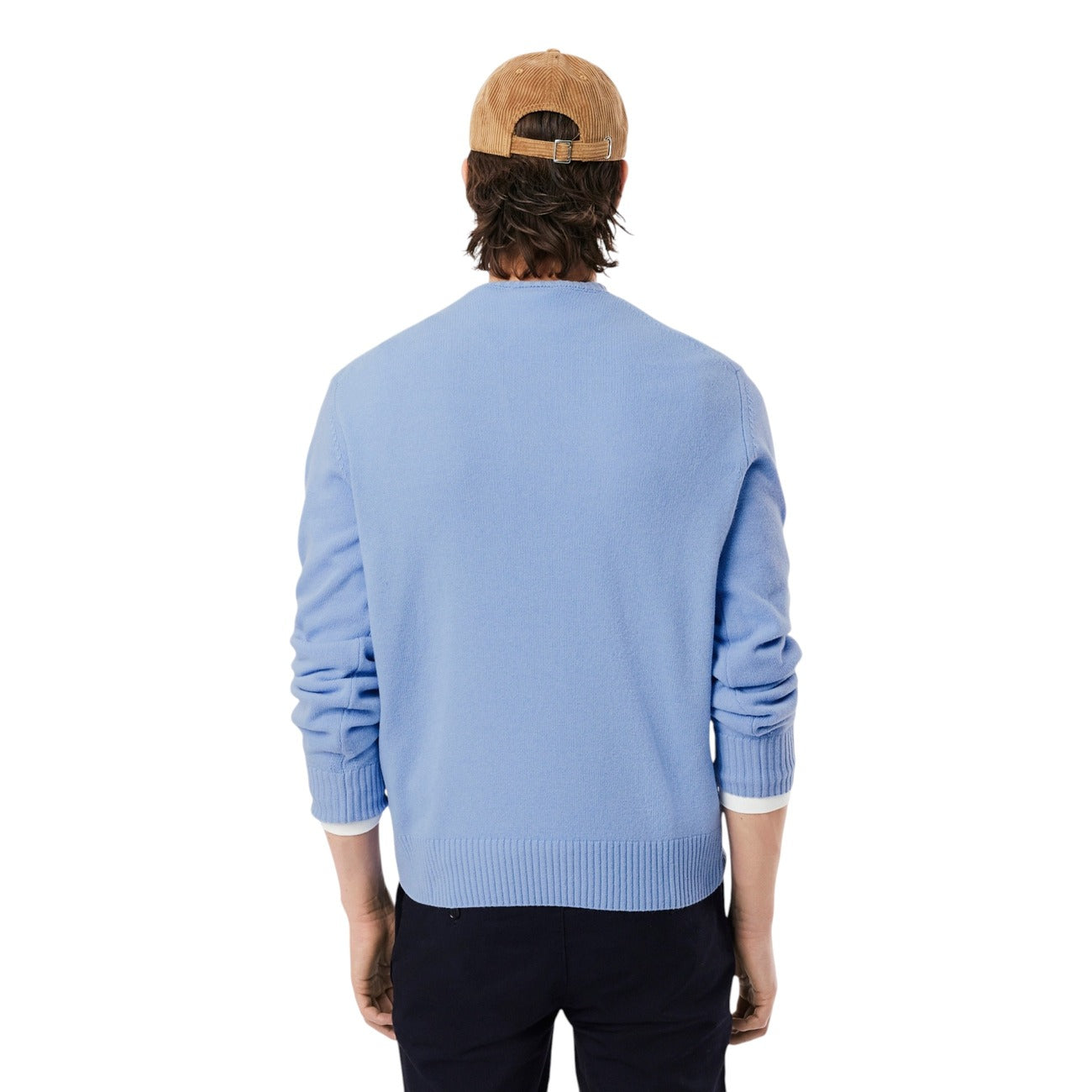 Maglione Lacoste girocollo in lana cardata uomo azzurro maniche lunghe scollo tondo 100% lana - vista posteriore retro indossato da modello
