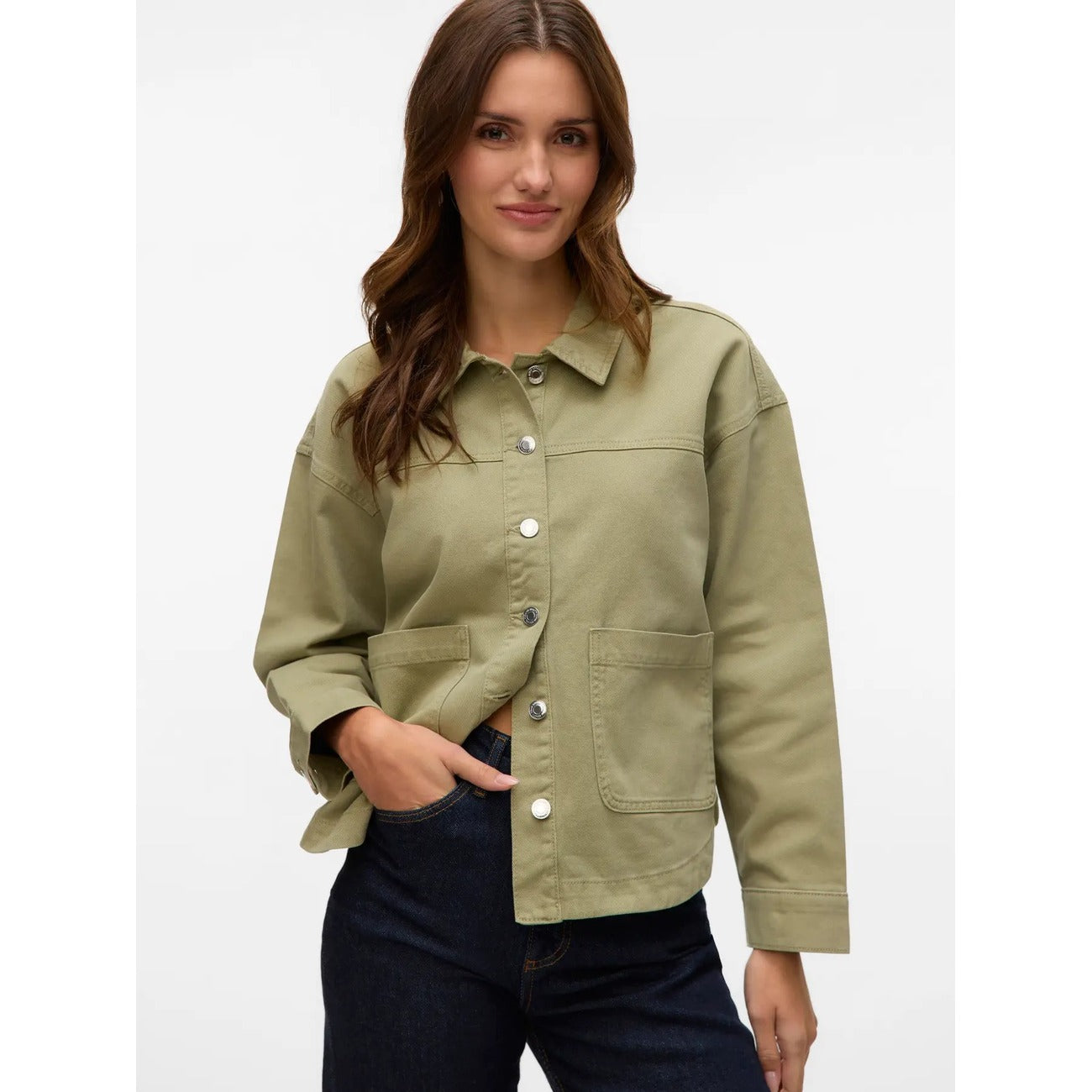 Giacca Camicia Donna Verde Vero Moda Shacket; Tessuto fresco 100% cotone biologico con chiusura a bottoni. Tasche frontali, colletto alla francese e polsini regolabili, stile casual per la mezza stagione. Vista frontale 