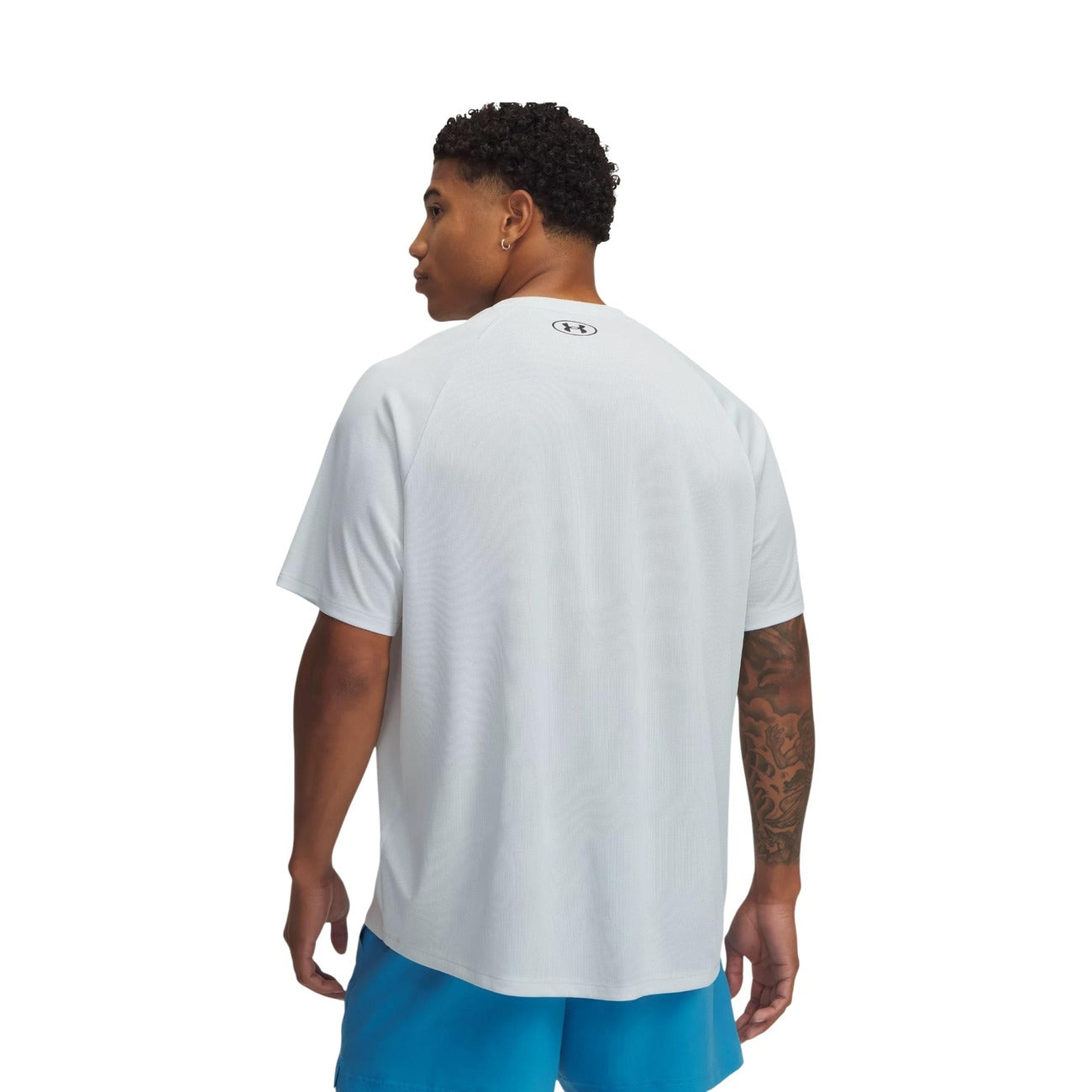 Under Armour Tech™ Textured Tee; 100% poliestere, colore grigio, asciugatura ultra-rapida. La t-shirt tecnica essenziale per lo sport. Vista posteriore 