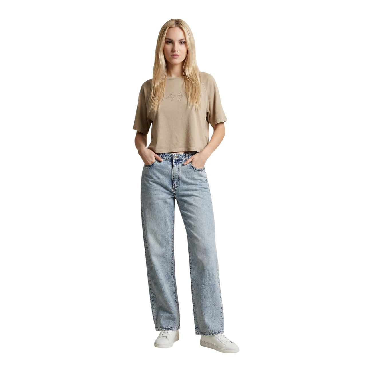 T-shirt Replay Beige Cropped; 100% Cotone. Vestibilità oversize, maniche raglan, logo ricamato. Modello corto ideale per la mezza stagione e l'estate. Stile casual e moderno. Figura intera 
