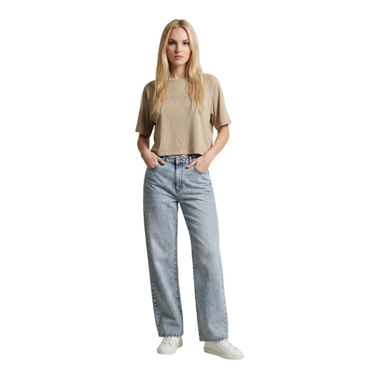 T-shirt Replay Beige Cropped; 100% Cotone. Vestibilità oversize, maniche raglan, logo ricamato. Modello corto ideale per la mezza stagione e l'estate. Stile casual e moderno. Figura intera 