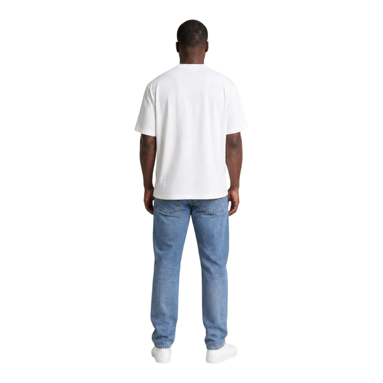 T-shirt Bianco Calvin Klein; Logo Goffrato in rilievo. 100% Jersey di Cotone. Vestibilità regolare, girocollo a costine, morbidezza premium. Stile minimalista e ricercato. Posteriore figura intera 