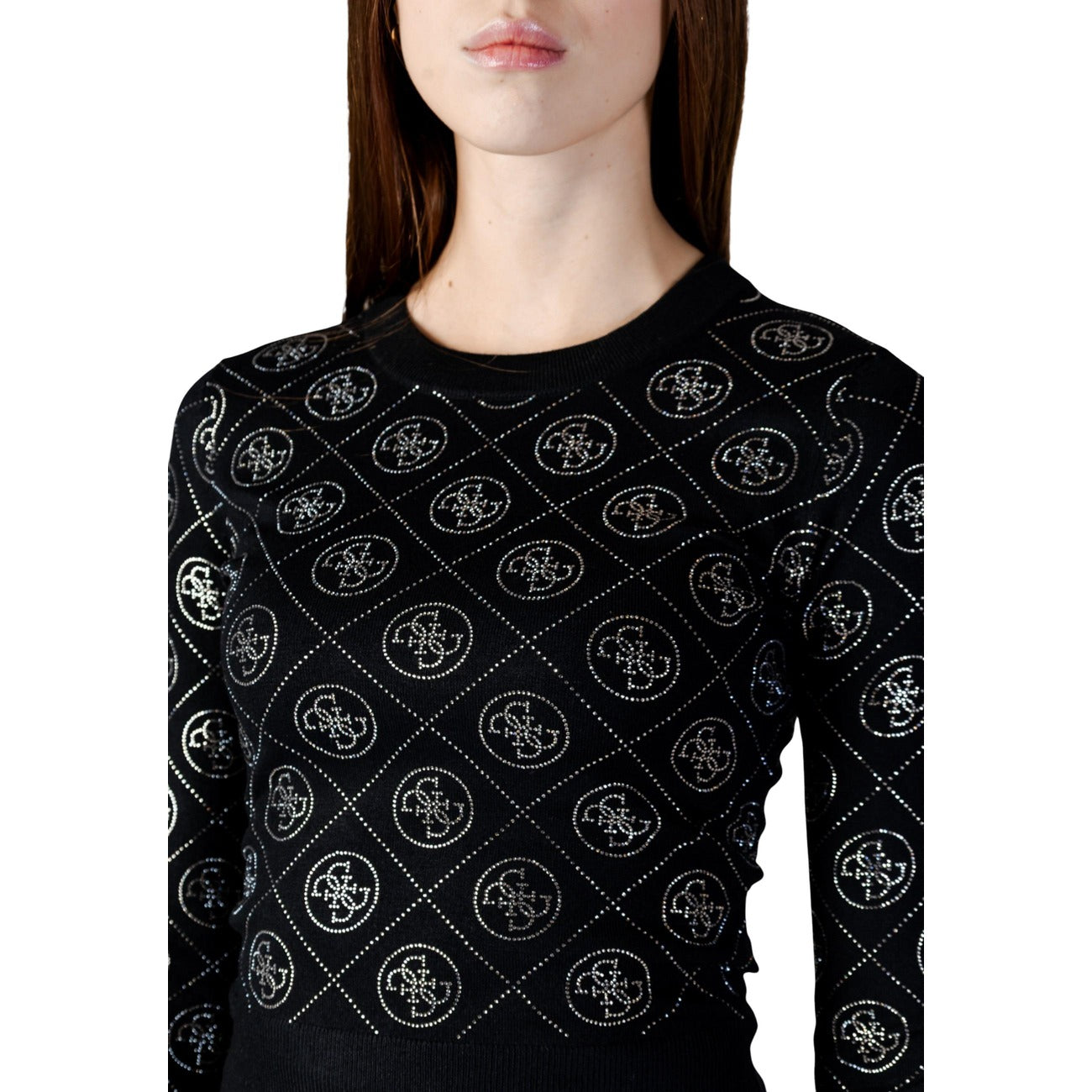 Maglione Guess 4G Strass; Misto Lana Riciclata. Vestibilità regular, maniche lunghe, logo gioiello. Maglia donna calda, luminosa ed ecosostenibile. Colore nero vista frontale  Dettaglio logo strass 