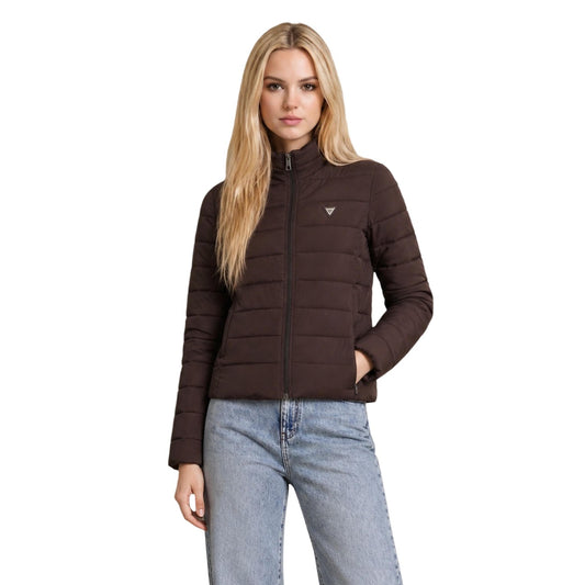 Piumino Pesante Trapuntato Marrone Donna Guess Active Solid Heavy Diann; Tessuto 93% poliestere e 7% elastam con colletto alto e chiusura a zip. Tasche con cerniera e logo sul petto, stile invernale casual-chic. Vista frontale 