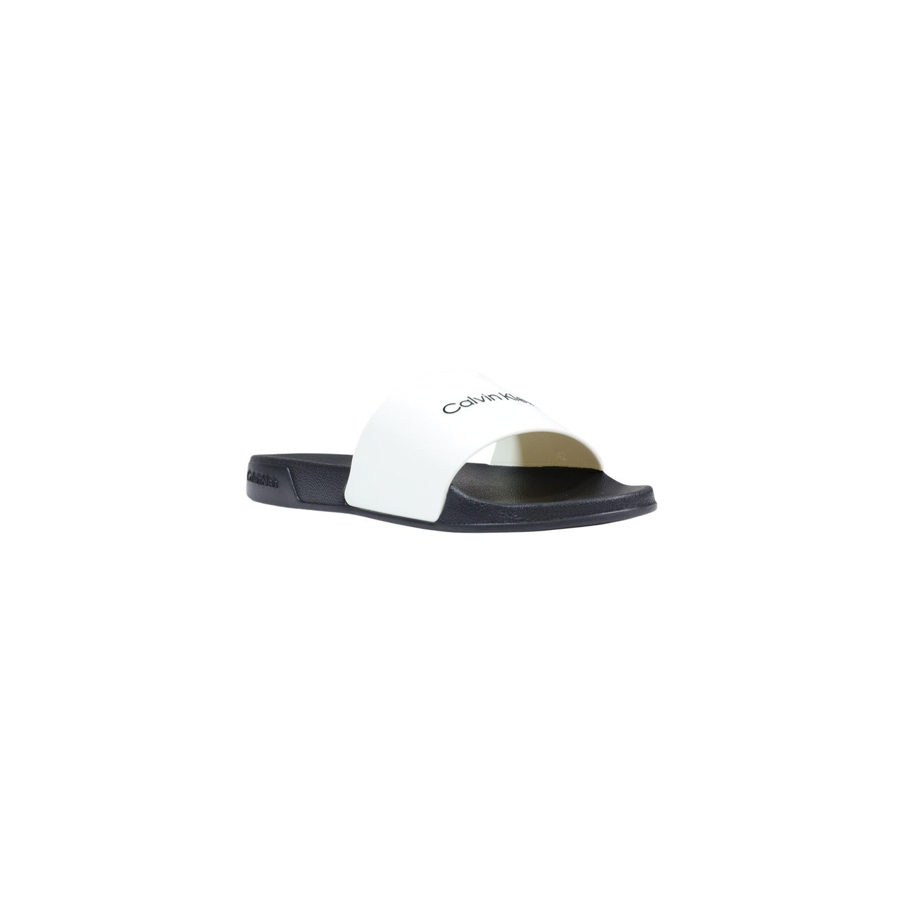 Ciabatte Black & White Calvin Klein; 100% TPU. Fascia con logo a contrasto, suola sagomata ergonomica, leggere e resistenti all'acqua. Il classico contemporaneo per il guardaroba maschile. Frontale laterale 