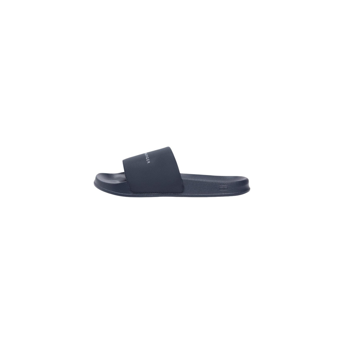 Ciabatte Blu Tommy Hilfiger; Mix Poliuretano/Poliestere. Fascia logata, plantare anatomico, leggere e resistenti. L'essenziale iconico per il mare e la città. Laterale 