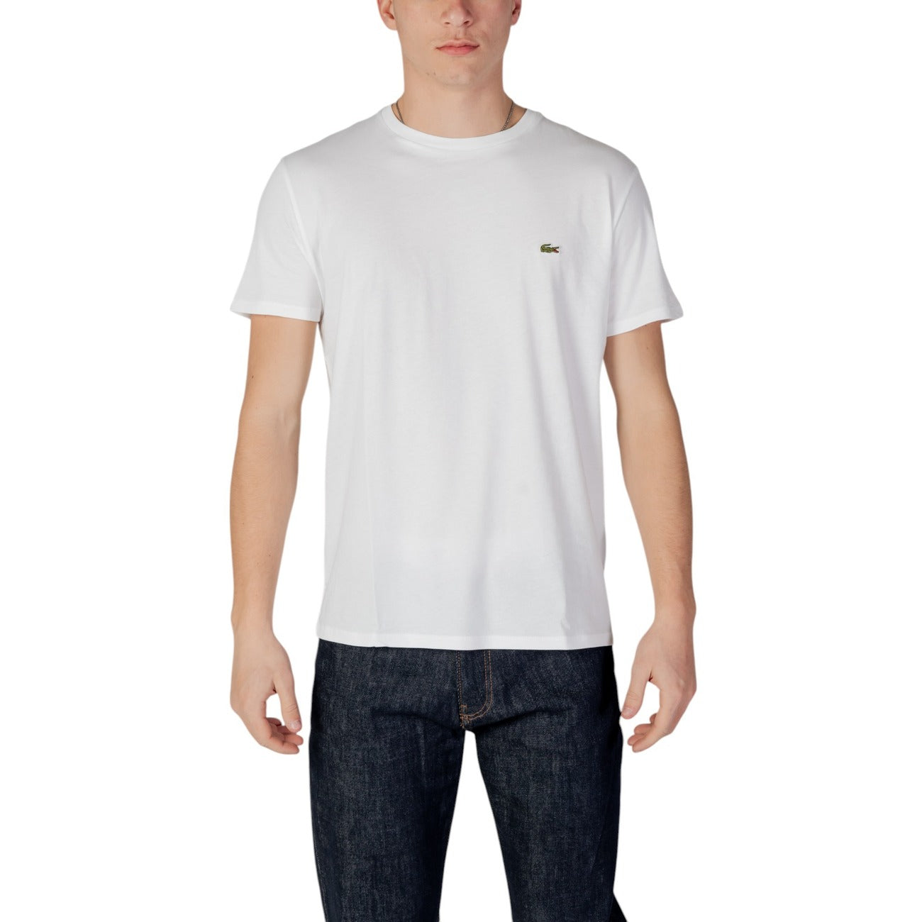 T-shirt Lacoste Basic Logo uomo bianca con logo maniche corte scollo tondo - vista frontale indossata da modello
