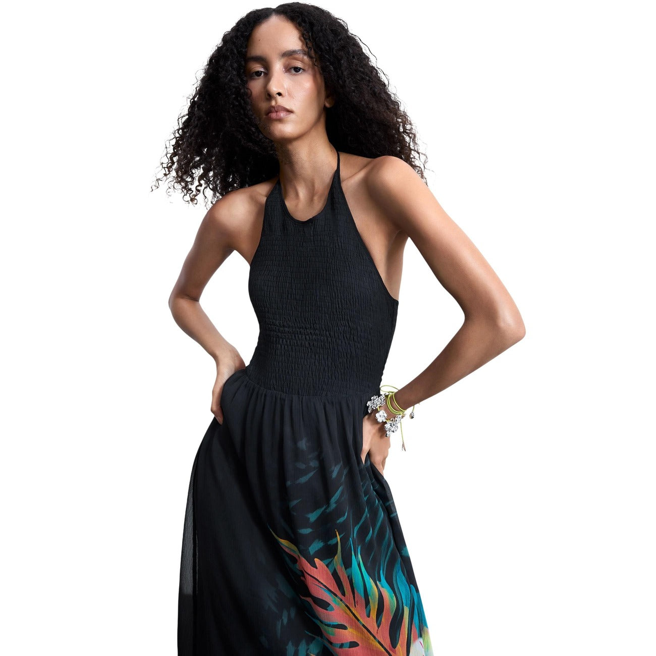 Abito midi Tropical SS26; Scollo americano con fiocco. Sopra arricciato elastico, gonna fluida stampata. Vestito multicolore fresco, leggero e di tendenza progettato a Barcellona.