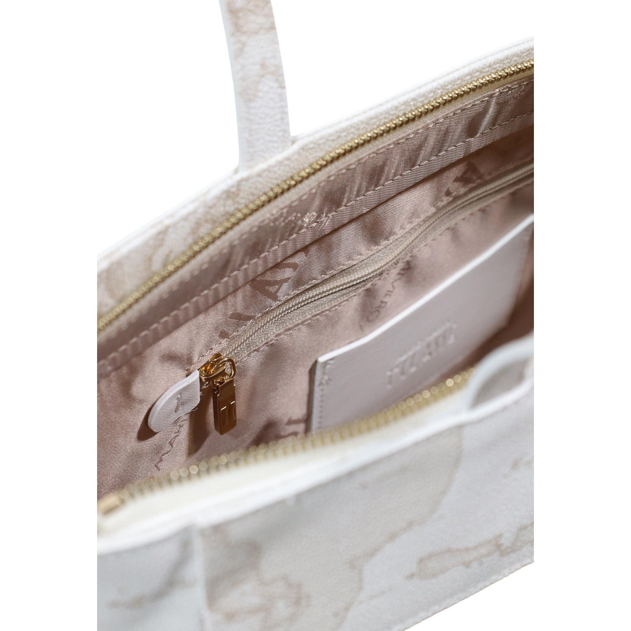 Borsa Large Alviero Martini Prima Classe; 58% PVC, 34% Cotone. Doppia maniglia, chiusura con patta, stampa mappa iconica. Borsa donna capiente, resistente e di prestigio. Dettaglio cerniera 