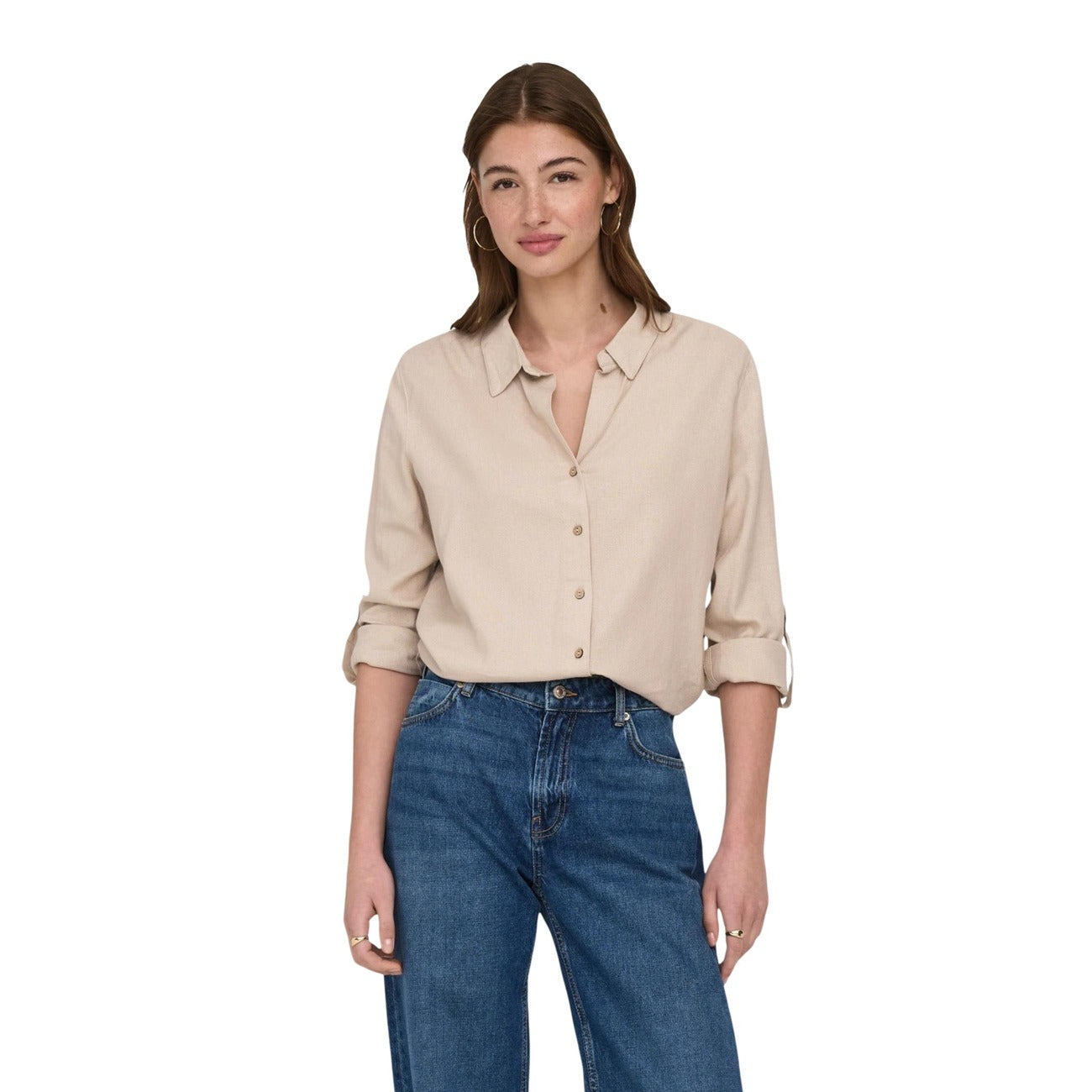 Camicia Misto Lino/Viscosa; Vestibilità loose, colletto button-down, maniche lunghe con polsini risvoltati. Il basic essenziale per ogni occasione. Colore beige 