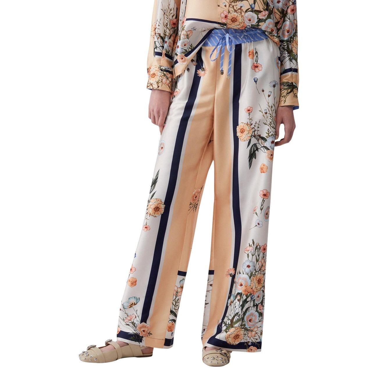 Liu-Jo Pantaloni Palazzo Floreali; tessuto leggero 100% poliestere, stampa righe e fiori, cintura a fiocco. Stile ricercato e comfort superiore. Vista frontale 