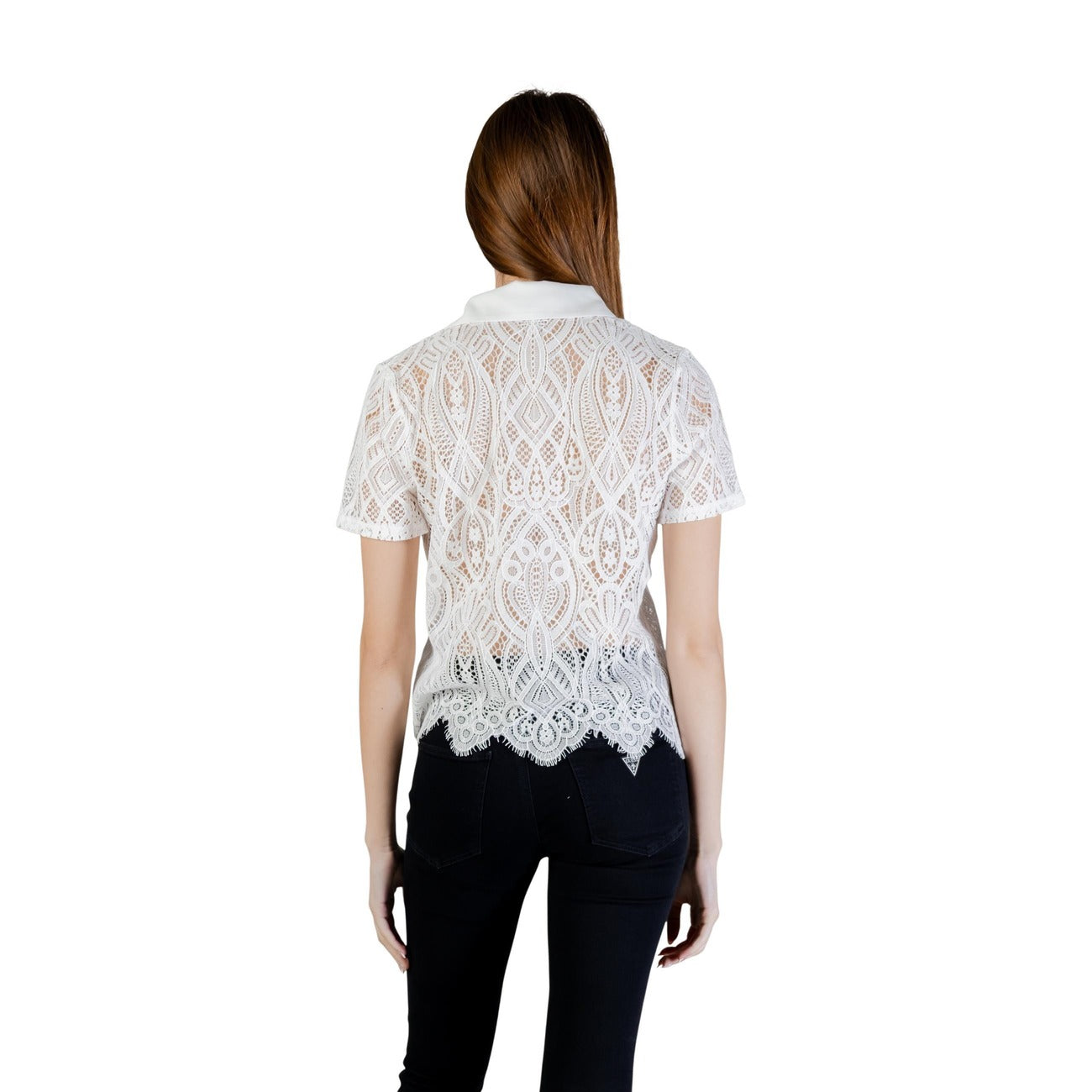 Camicia Morgan De Toi in pizzo maniche corte donna bianca con bottoni scollo tondo colletto classico 62% cotone 38% poliammide - vista posteriore indossata da modello