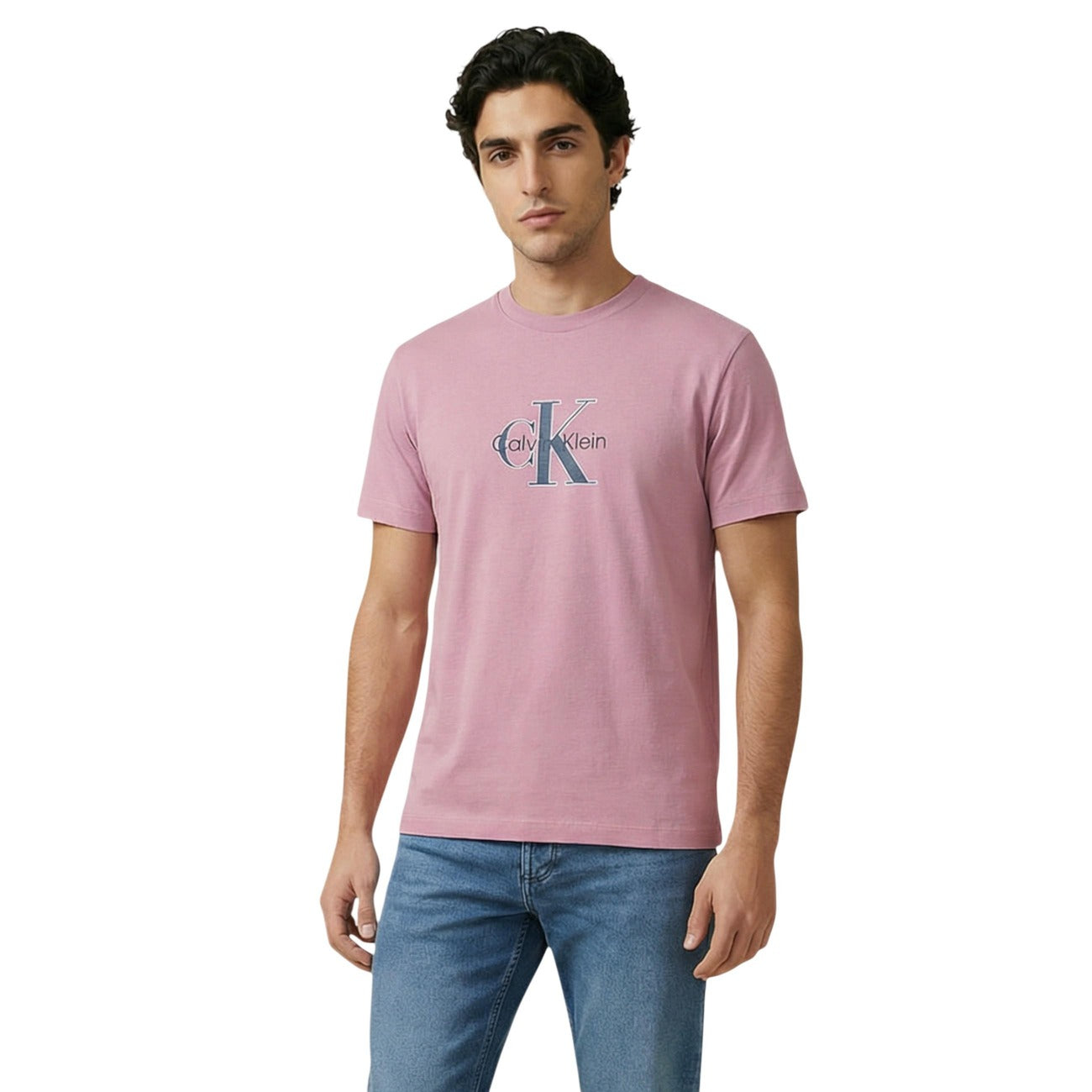 T-shirt Calvin Klein Jeans; 100% Cotone. Logo in rilievo sul petto, vestibilità regular, maniche corte. T-shirt uomo fresca e resistente, stagione PE26. Colore rosa vista frontale 