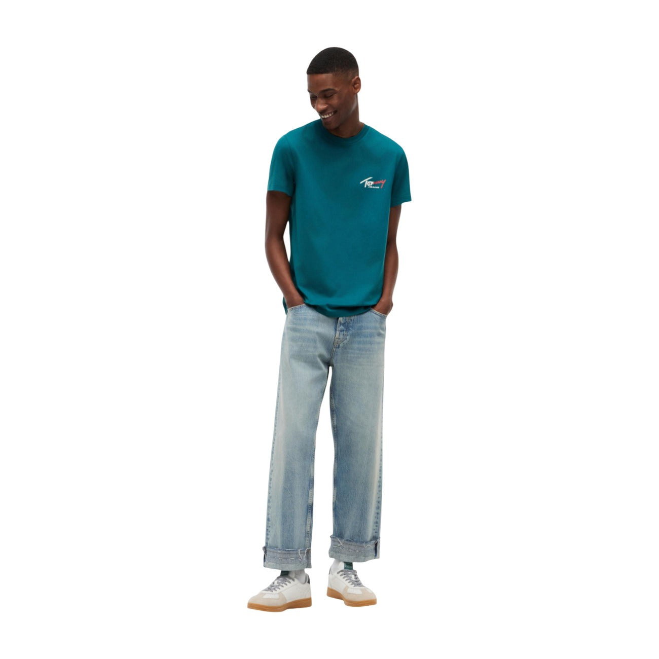 T-shirt Verde Tommy Jeans; 100% Cotone Rigenerato. Regular fit, girocollo, maniche corte. Logo ricamato, tessuto morbido e sostenibile. Stile casual iconico. Figura intera 