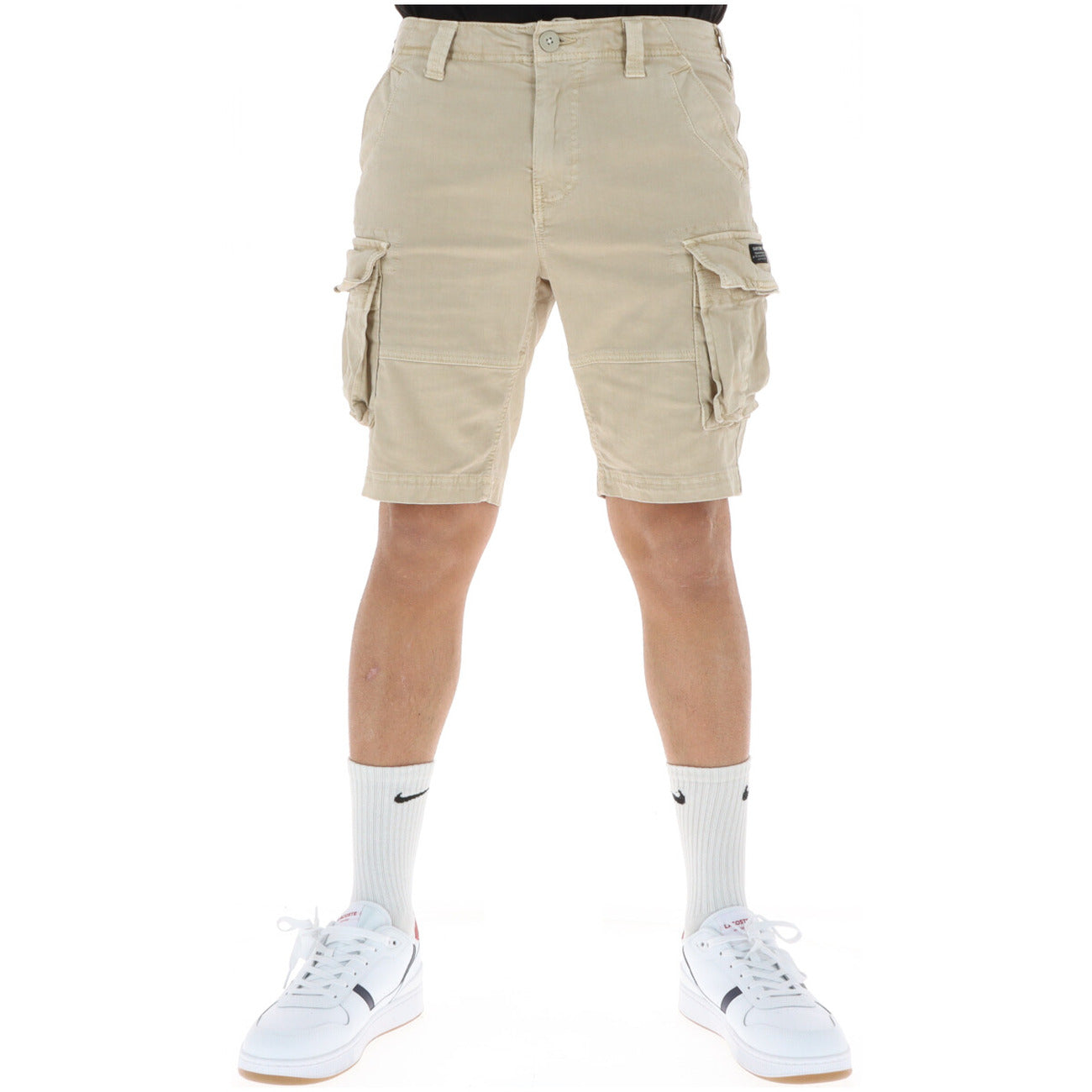 Superdry CORE Shorts beige; stile cargo, 97% cotone, tasche utility multiple. Pantaloncino monocromatico robusto e stretch. Vista frontale 