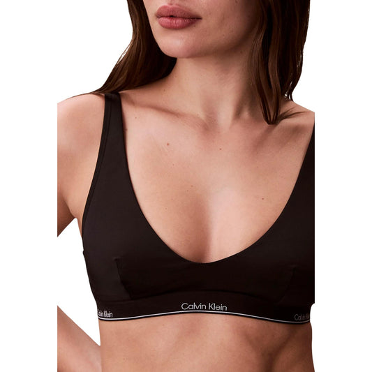 Bralette Bikini Calvin Klein CK Icon; Tessuto Lycra XTRA LIFE®. Spalline regolabili, fascia sottoseno con logo, imbottitura removibile. Resistente a cloro e UV, stile sportivo e iconico. Dettaglio 