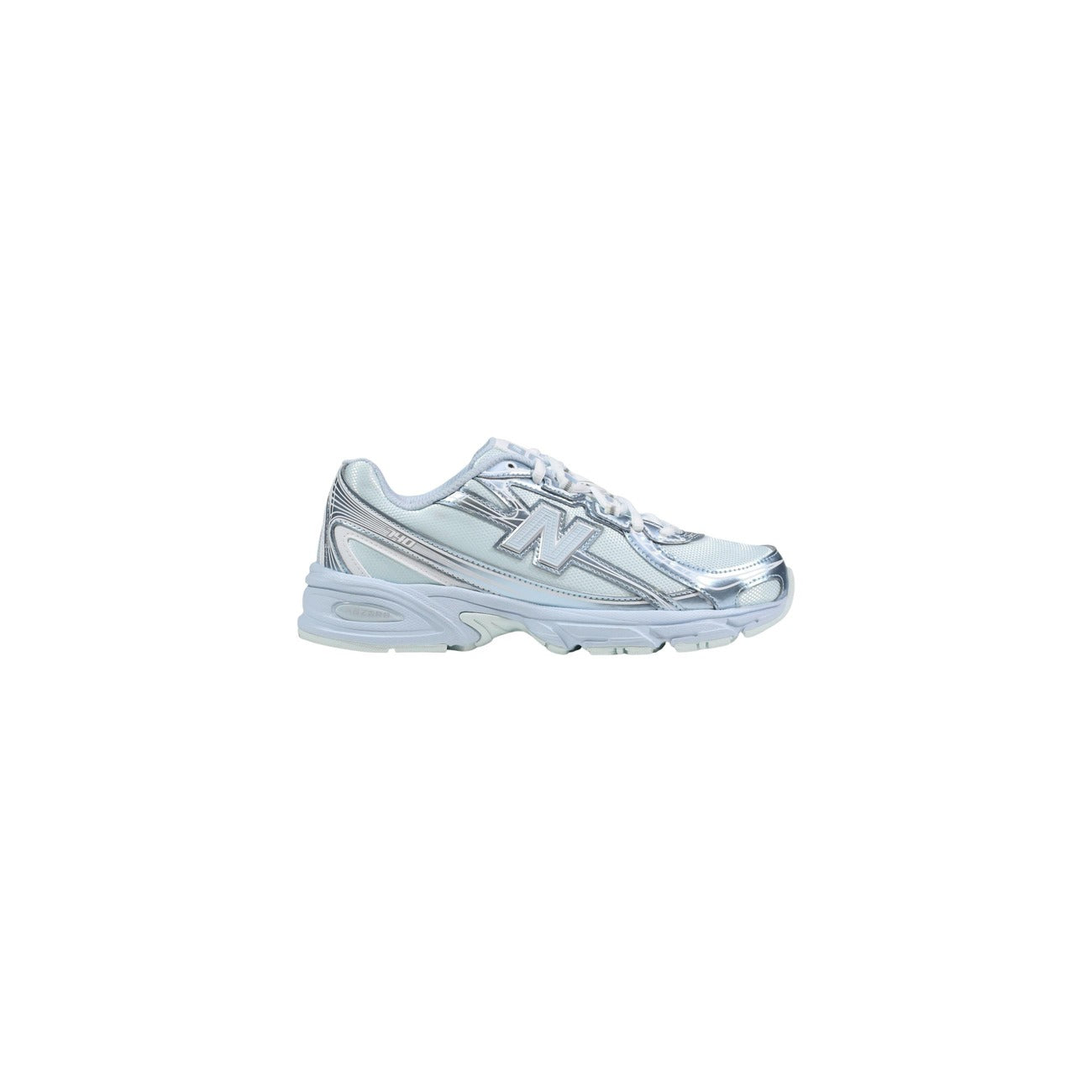 sneaker New Balance 740 di colore argento e bianco, realizzata con tomaia in mesh e dettagli sintetici lucidi. 