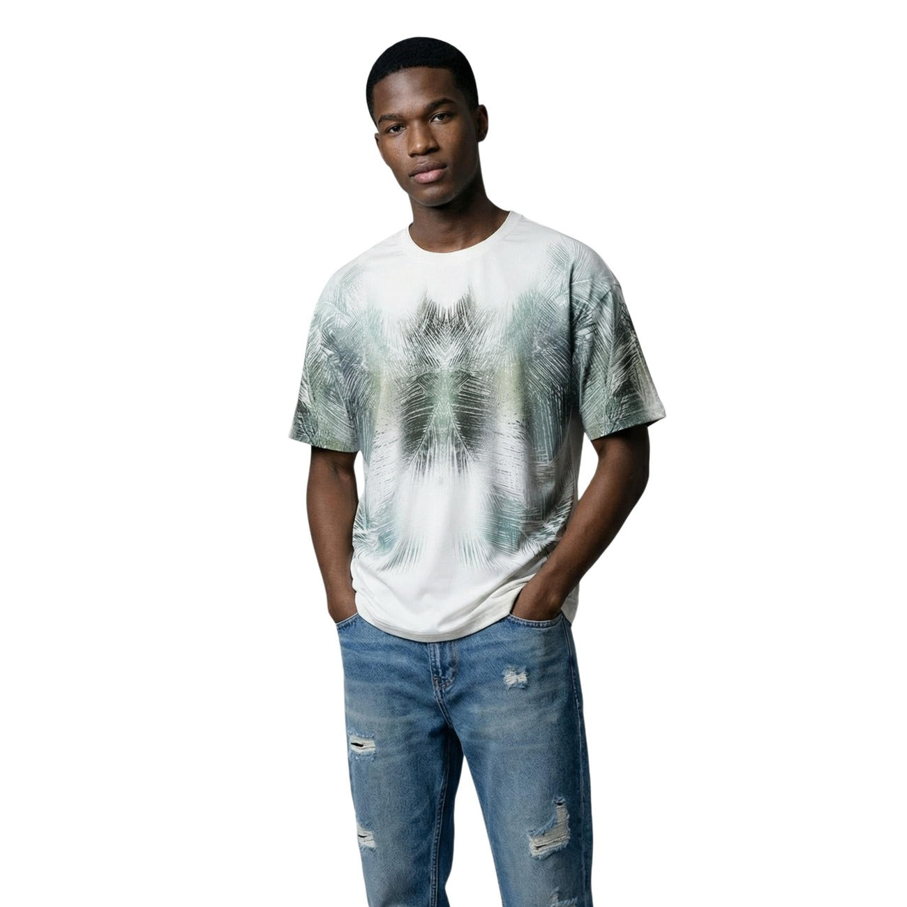 Antony Morato T-shirt bianca con Grafica stampa verde; scollo tondo, cotone naturale, fantasia colorata. Comfort e stile urban per il tempo libero. Vista frontale 
